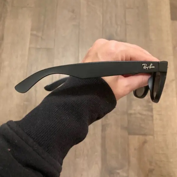 Unisex Ray-Ban Polarized Sunglasses - Picture 3 of 3